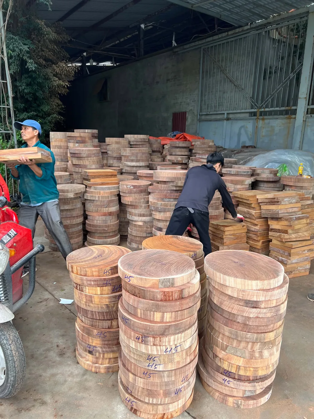 Sắp xếp phôi thớt tại kho