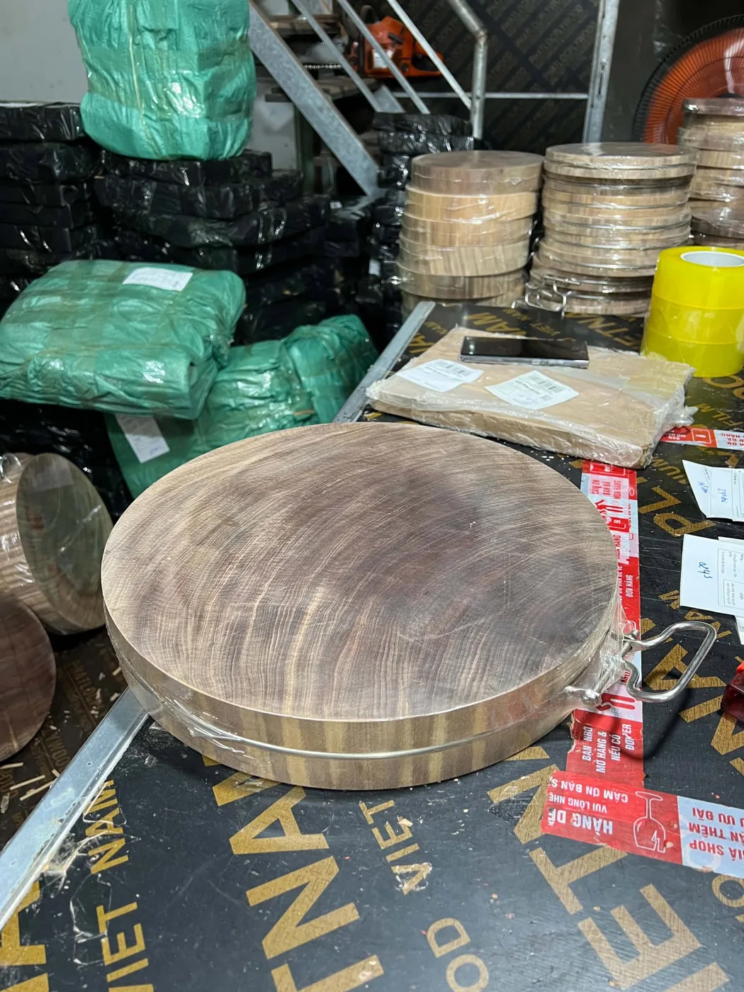 Thớt hoàn thiện tại khu vực đóng hàng
