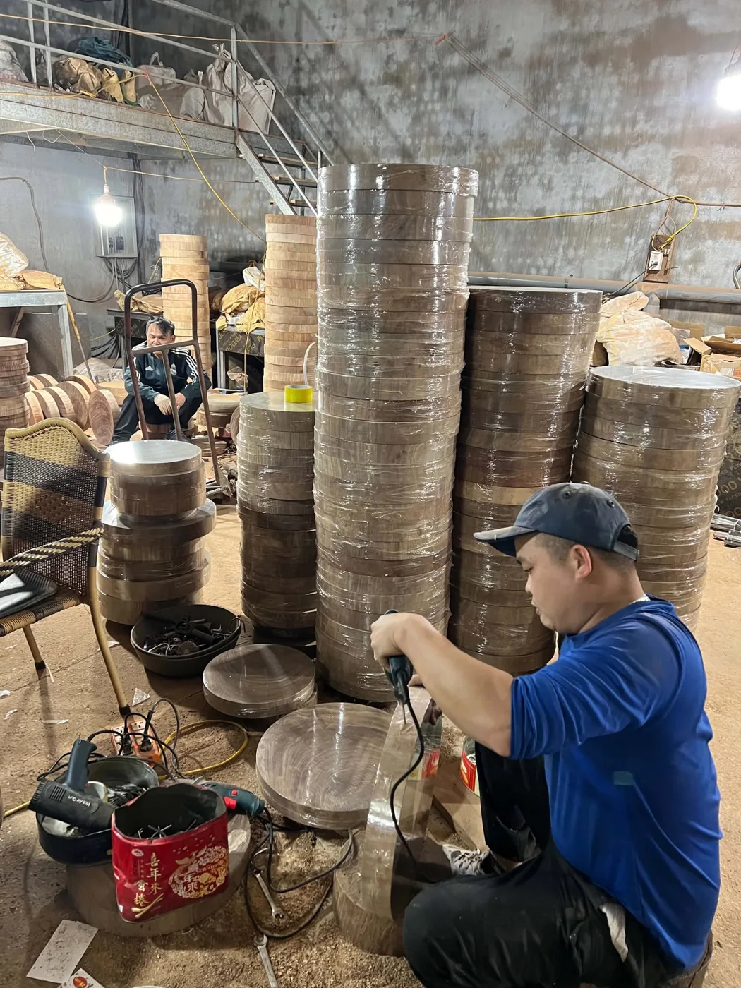 Lắp quai và hoàn thiện thớt